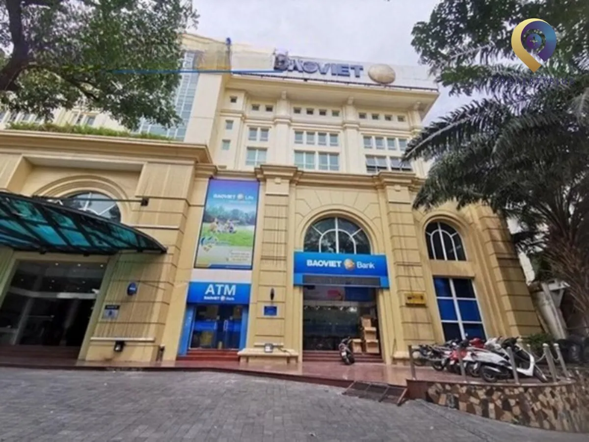 Tòa nhà Bảo Việt Tower Hà Nội nhìn từ phía trước với không gian rộng rãi.
